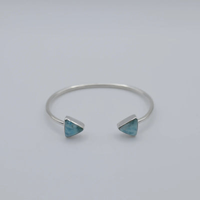 Jonc en argent 925 avec du Larimar bleu en forme de triangle à chaque extrémité du jonc.