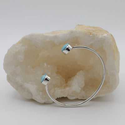 Jonc réglable en argent 925 avec du Larimar de République Dominicaine de couleur bleu sur le haut du jonc.