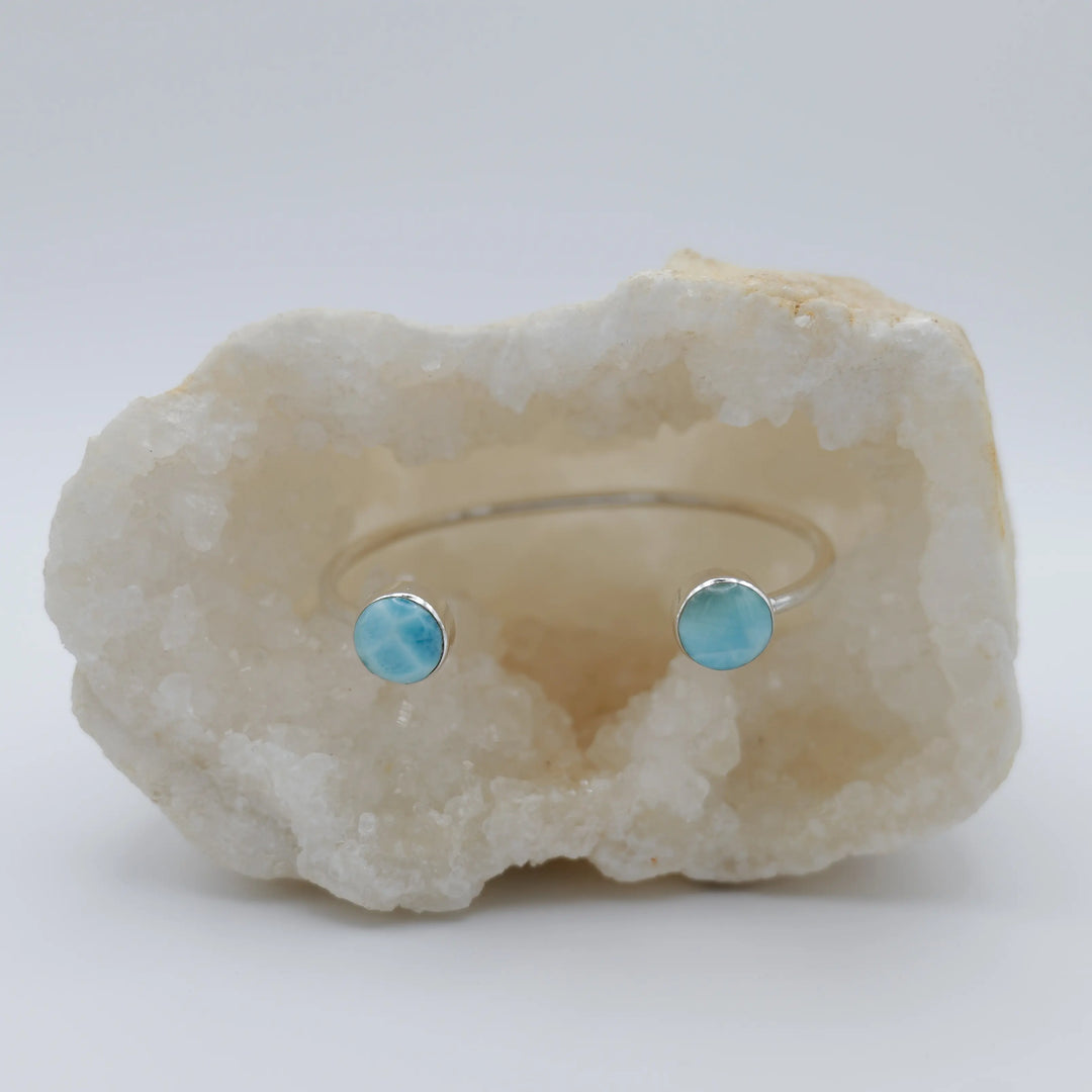 Bijou artisanal, jonc en argent 925 avec du Larimar de forme ronde. Pierre naturelle bleu unique au monde.