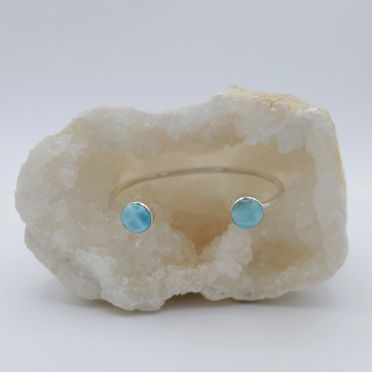 Bijou artisanal, jonc en argent 925 avec du Larimar de forme ronde. Pierre naturelle bleu unique au monde.
