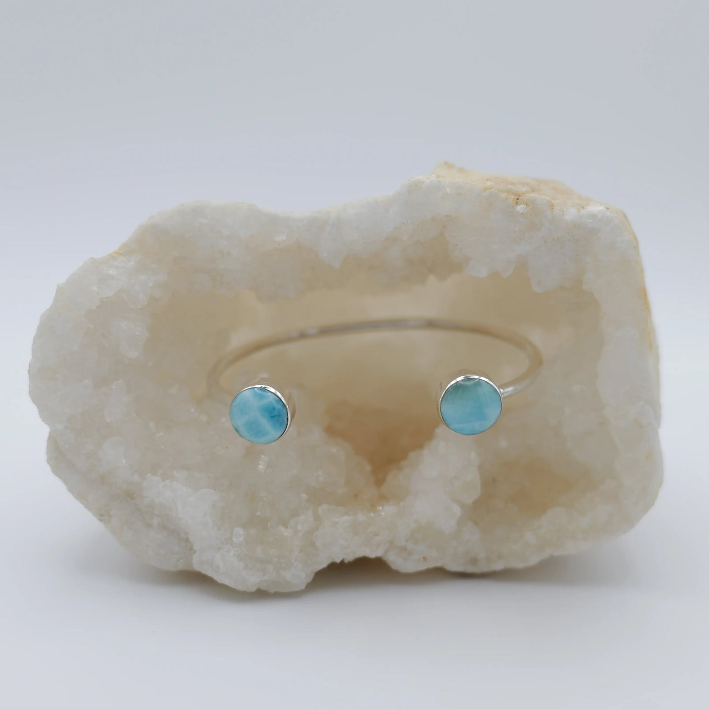 Bijou artisanal, jonc en argent 925 avec du Larimar de forme ronde. Pierre naturelle bleu unique au monde.