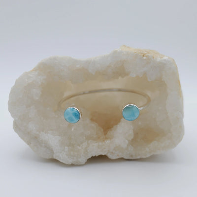 Bijou artisanal, jonc en argent 925 avec du Larimar de forme ronde. Pierre naturelle bleu unique au monde.