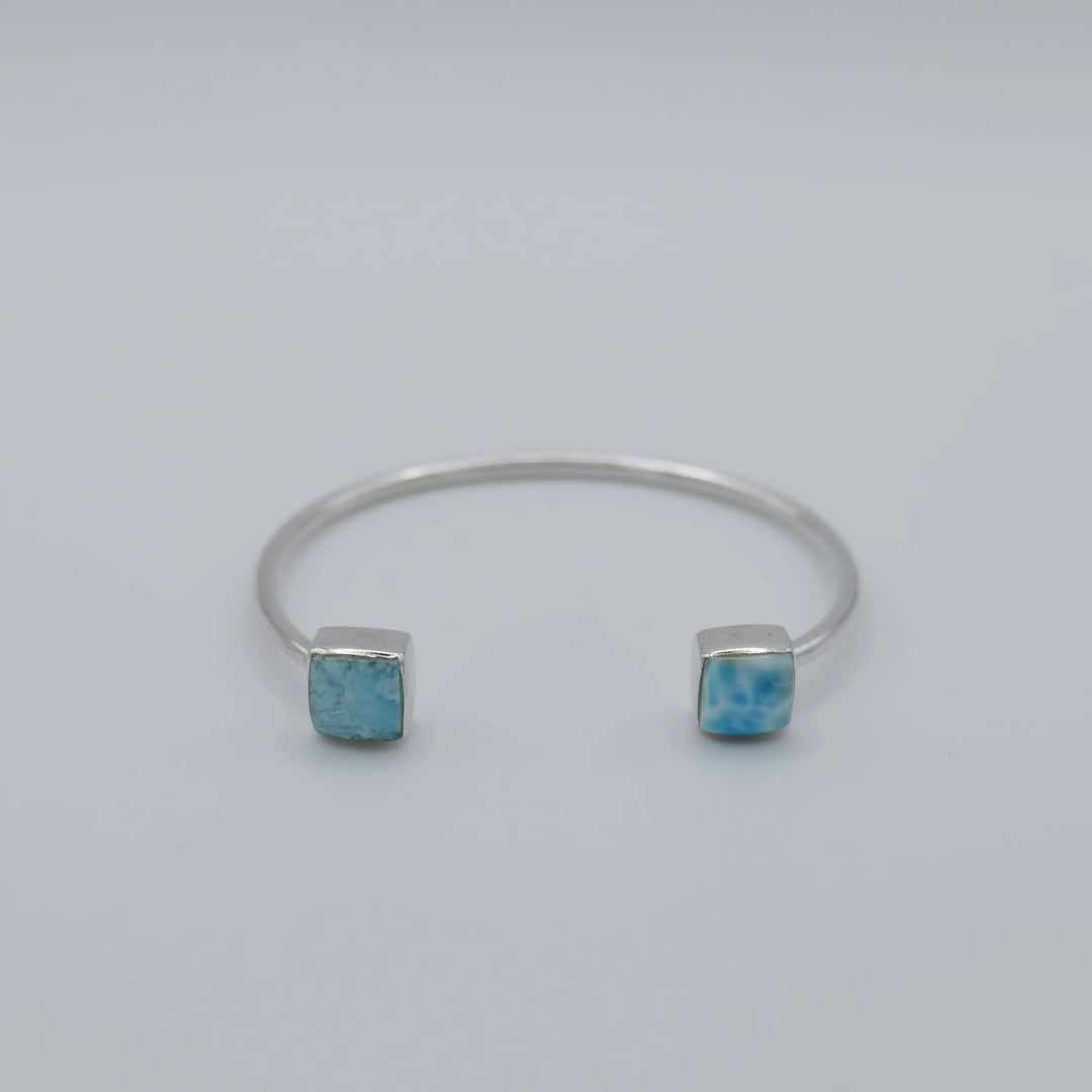 Deux cabochons carrés en pierre naturelle de Larimar sertis au extrémité d&