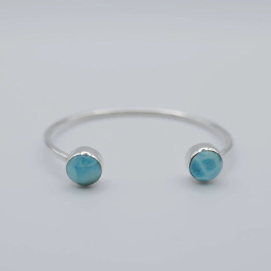 Superbe Jonc fait artisanalement avec deux pierres de Larimar rondes serties sur chaque extrémité.