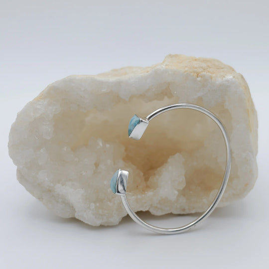 Cabochons triangulaire en Larimar sertis sur un bracelet jonc en argent 925. Bijou artisanal.
