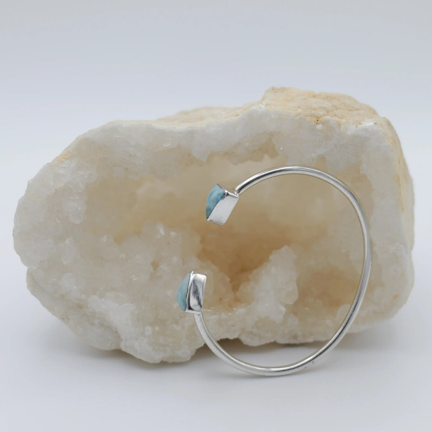 Cabochons triangulaire en Larimar sertis sur un bracelet jonc en argent 925. Bijou artisanal.