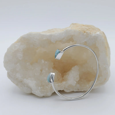 Cabochons triangulaire en Larimar sertis sur un bracelet jonc en argent 925. Bijou artisanal.