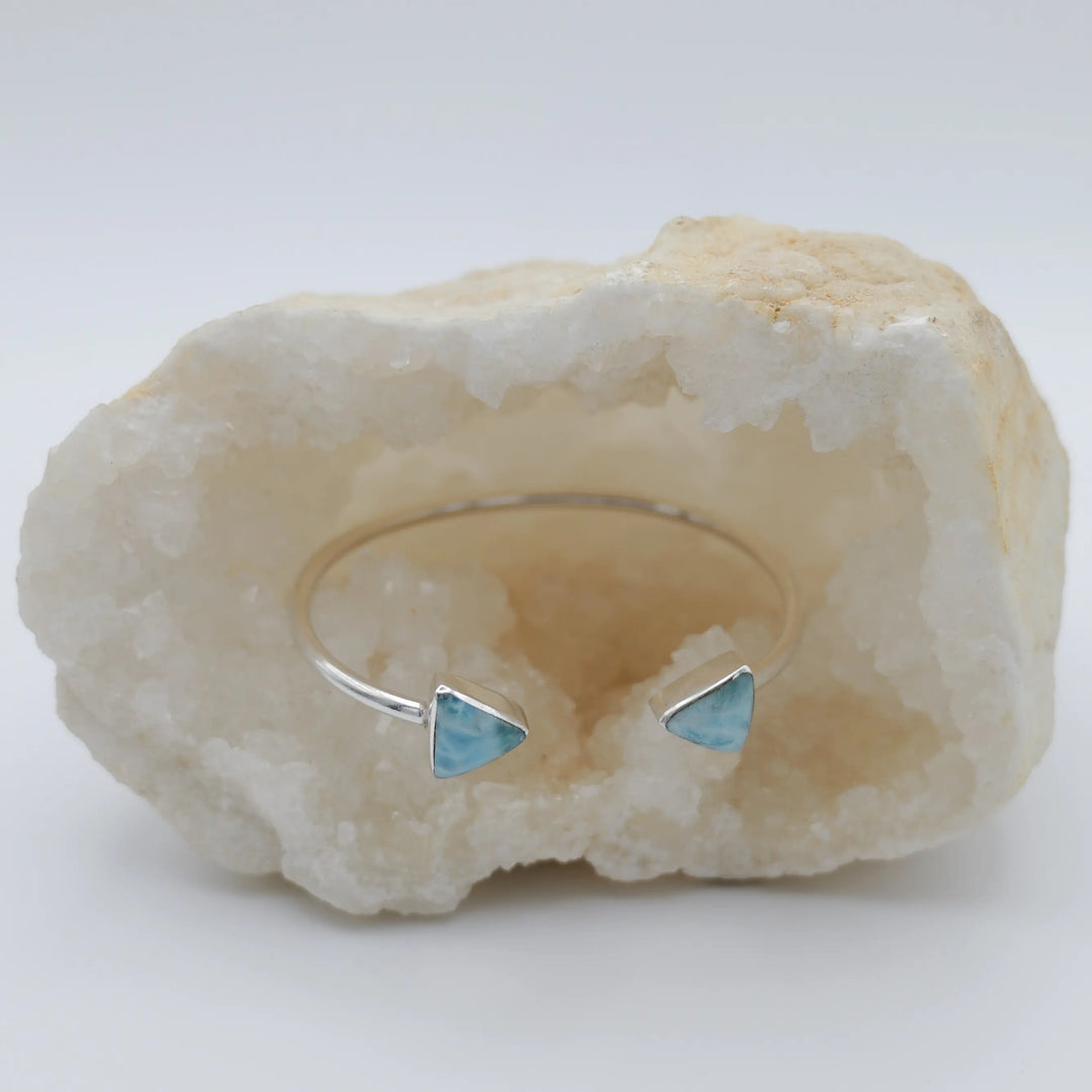 K++Bracelet jonc en argent 925 avec du Larimar taillé en triangle sur chaque extrémités.