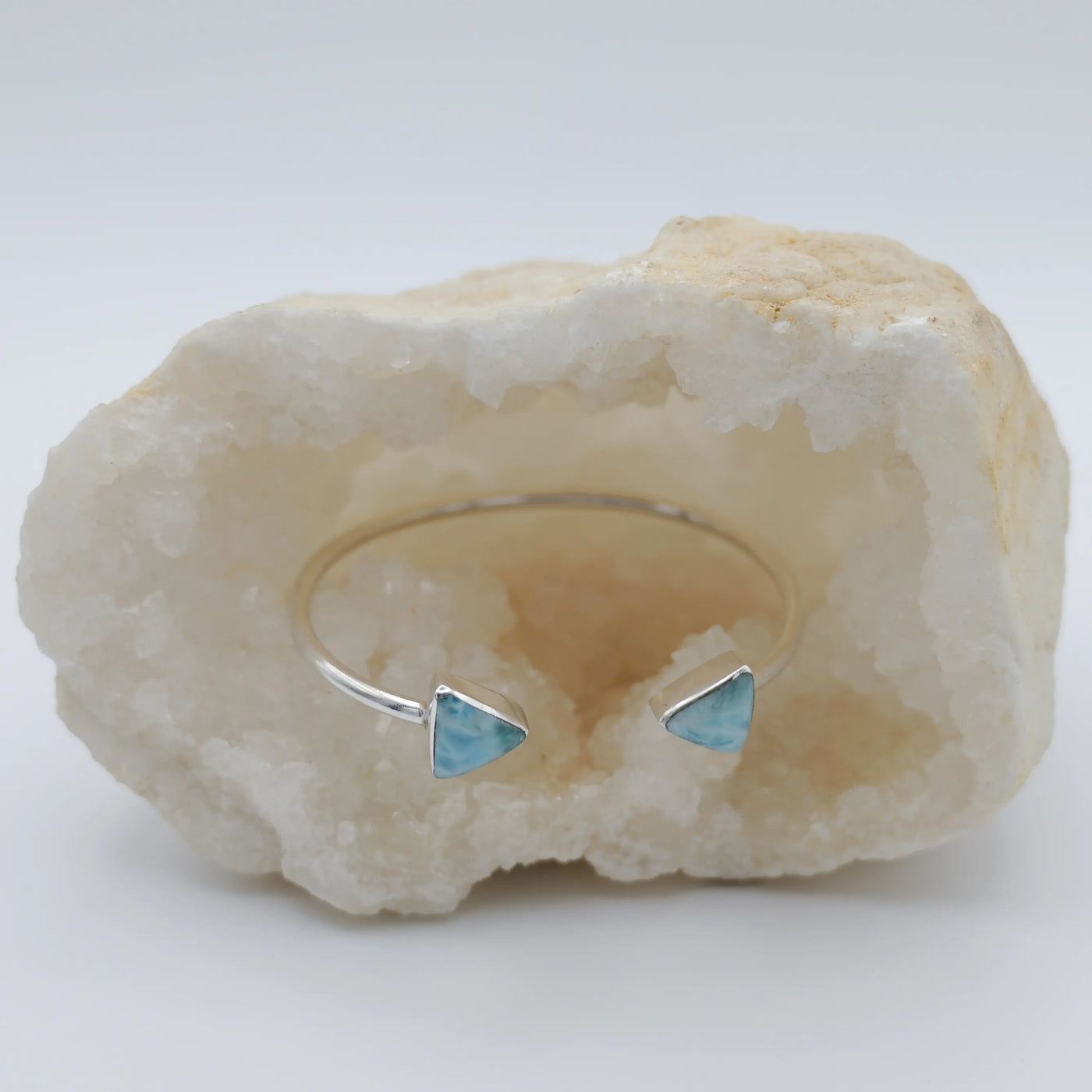 K++Bracelet jonc en argent 925 avec du Larimar taillé en triangle sur chaque extrémités.