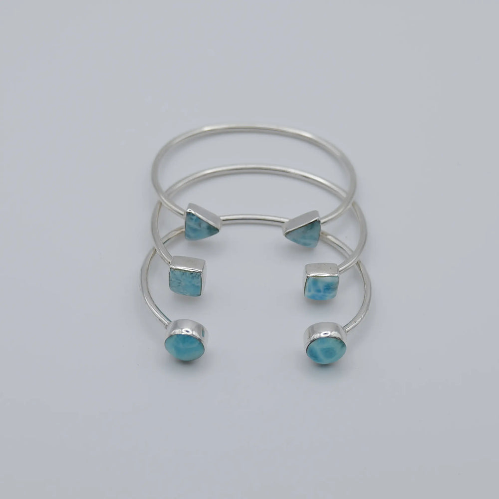 Trois joncs en Larimar en argent 925. Chaque jonc à sur chaque extrémité une pierre de Larimar de forme ronde, carré ou triangle.