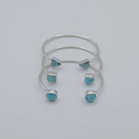 Trois joncs en Larimar en argent 925. Chaque jonc à sur chaque extrémité une pierre de Larimar de forme ronde, carré ou triangle.