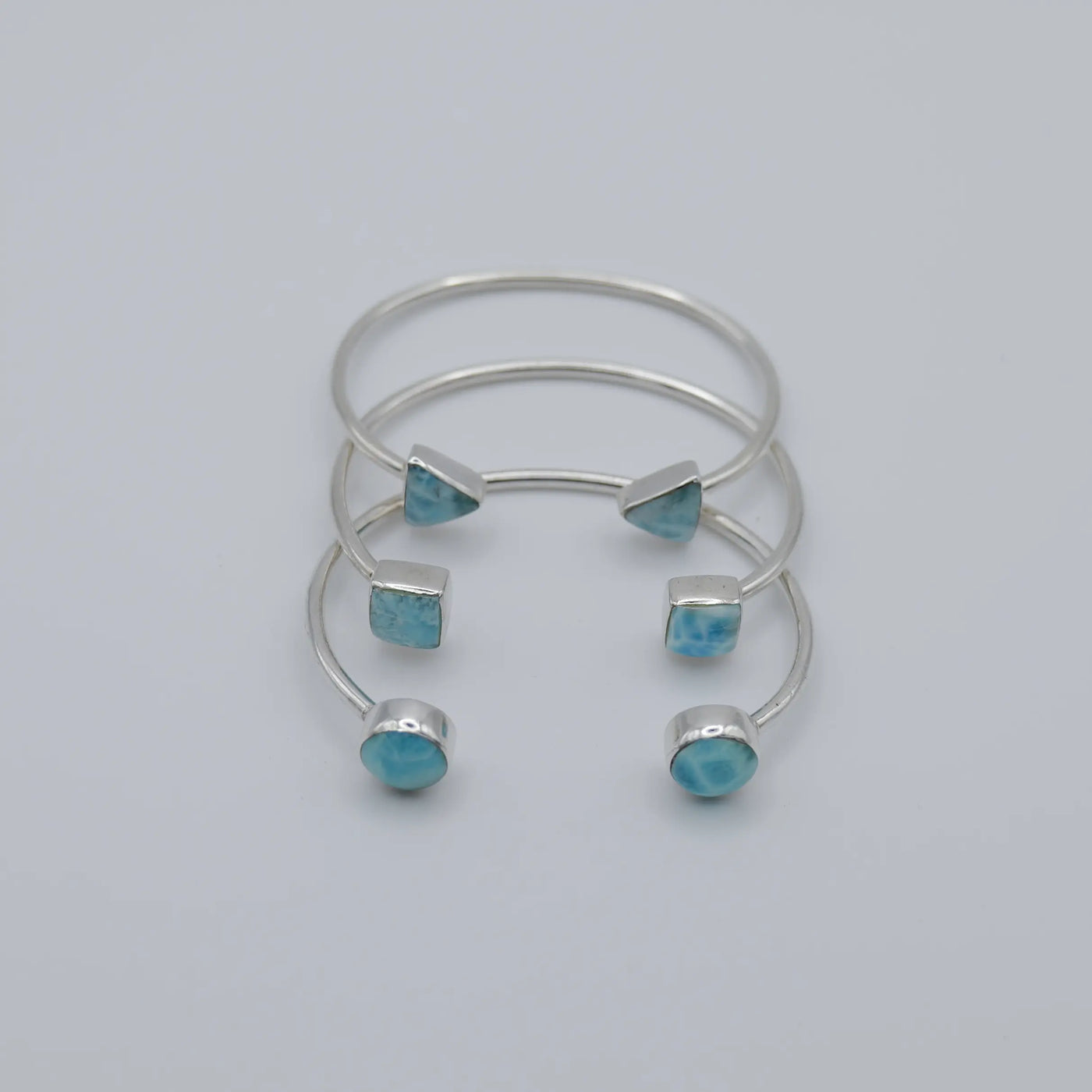 Trois joncs en Larimar en argent 925. Chaque jonc à sur chaque extrémité une pierre de Larimar de forme ronde, carré ou triangle.