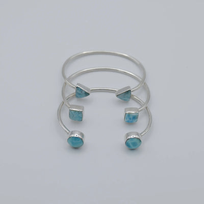 Trois joncs en Larimar en argent 925. Chaque jonc à sur chaque extrémité une pierre de Larimar de forme ronde, carré ou triangle.