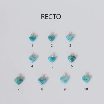 Dix pendentifs en forme de cœurs face recto sont pris en photo du dessus. Ces cœurs sont fait en Larimar venant de République Dominicaine. Chaque bijou est d'une couleur bleu différente rendant chaque cœur unique et original.