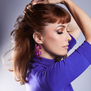 Emilie porte le Tour d'oreille "Fushia" de la collection de bijou d'oreille "Plumes". Bijou de couleur rose qui se porte sur l'oreille droite.