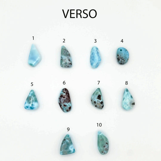 Pierres naturelles de Larimar bleues de formes aléatoires et percées pour être montées en Collier avec un cordon.