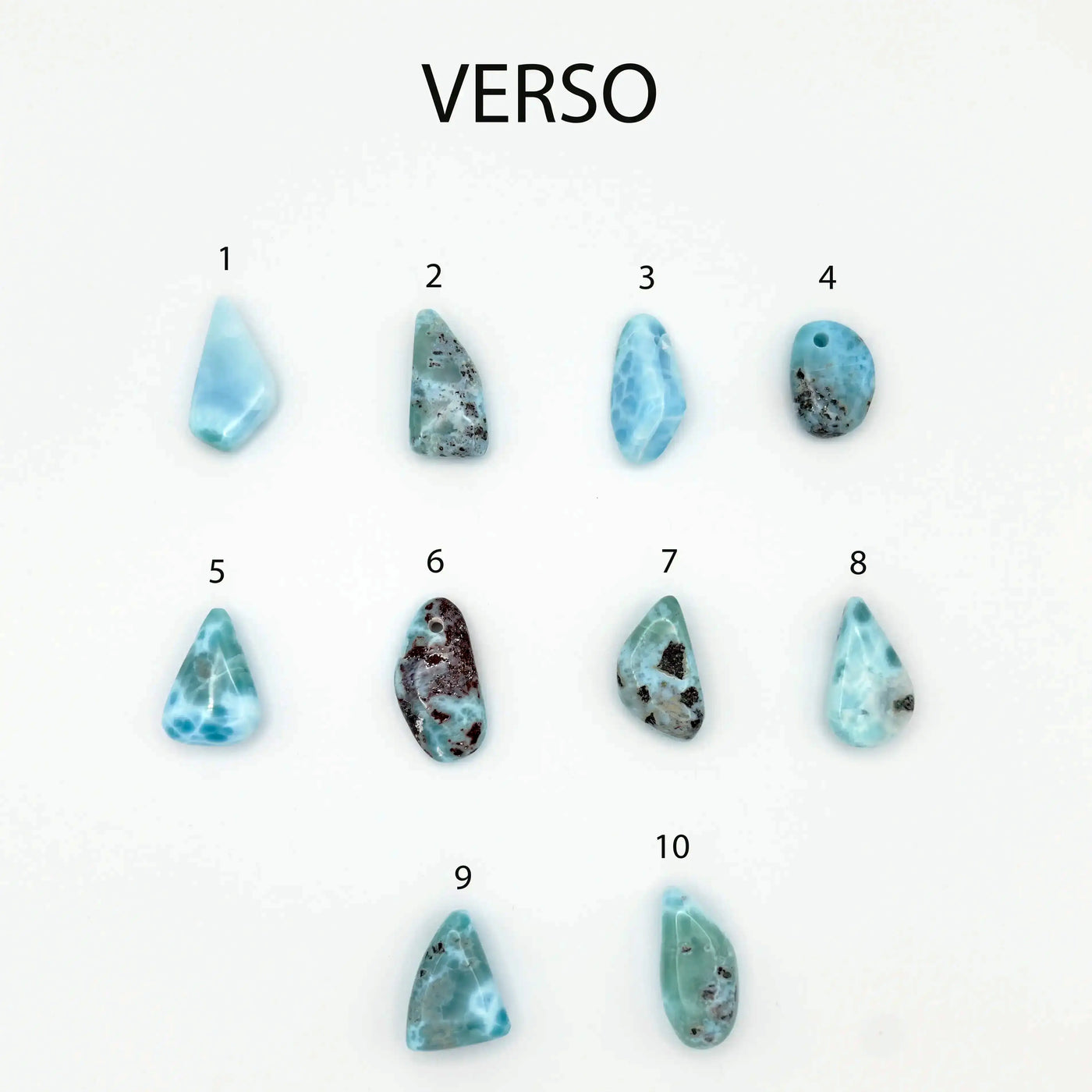 Pierres naturelles de Larimar bleues de formes aléatoires et percées pour être montées en Collier avec un cordon.