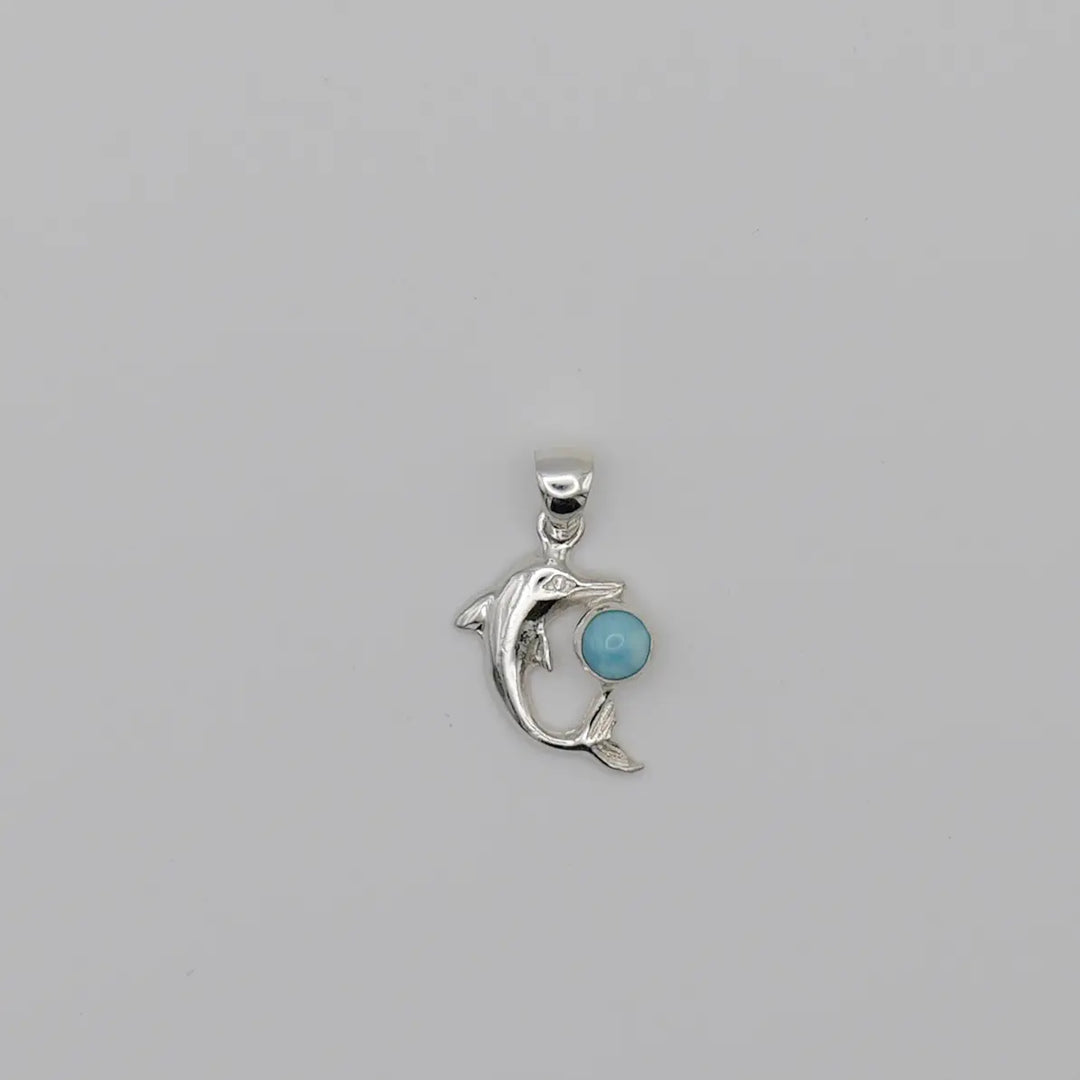 Dauphin en argent 925 avec sa bélière, pouvant être monté sur une chaîne pour faire un collier. Pierre naturelle de Larimar de couleur bleu entre le museau et la queue du dauphin.