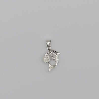 Pendentif en argent 925 en forme de dauphin avec une bélière pour être monté en collier avec une chaîne ou un cordon.