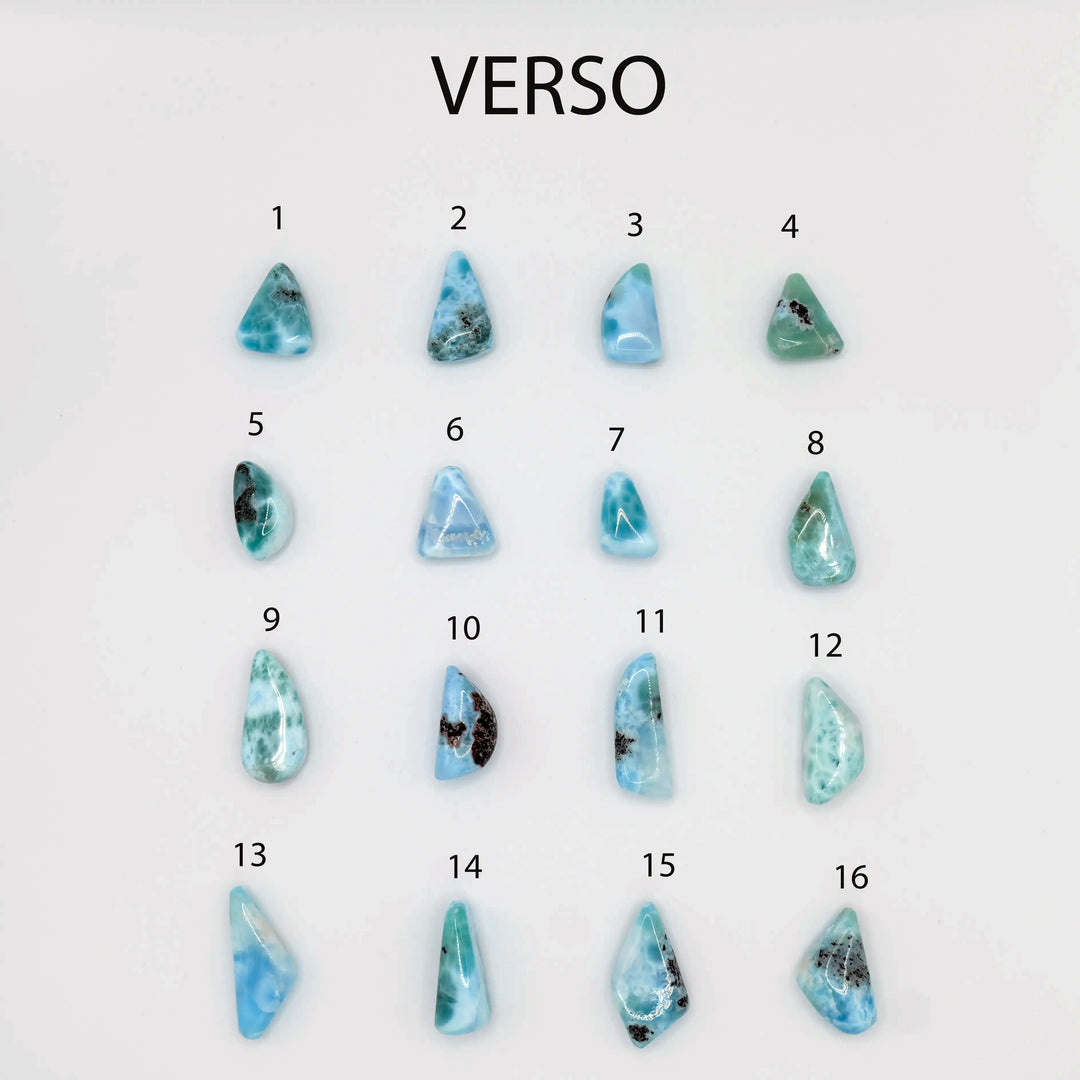 Différents pendentifs en Larimar de couleur allant du vert au bleu avec des incrustations de roches. Bijoux uniques et artisanaux.