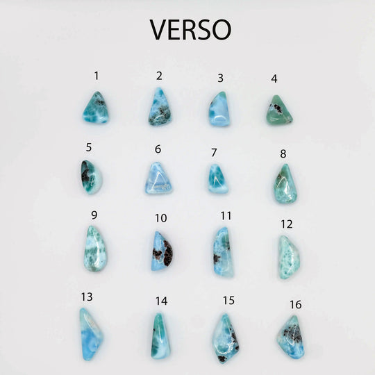Différents pendentifs en Larimar de couleur allant du vert au bleu avec des incrustations de roches. Bijoux uniques et artisanaux.