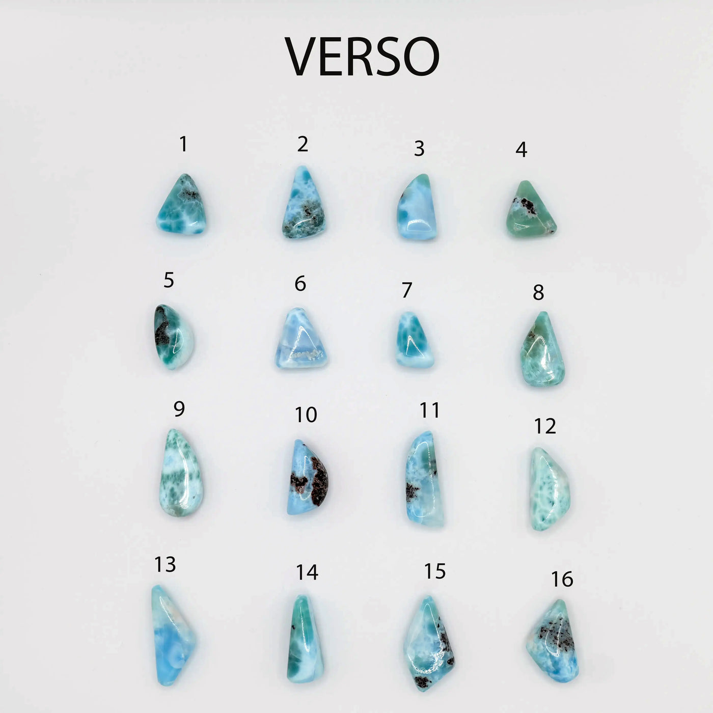 Différents pendentifs en Larimar de couleur allant du vert au bleu avec des incrustations de roches. Bijoux uniques et artisanaux.