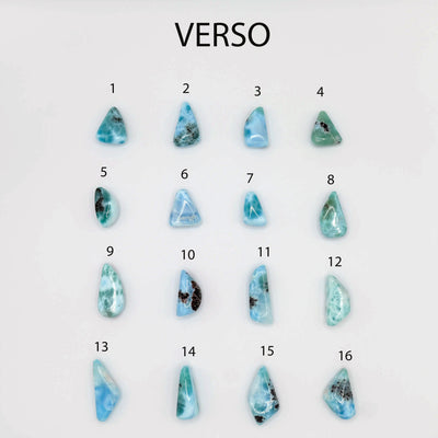 Différents pendentifs en Larimar de couleur allant du vert au bleu avec des incrustations de roches. Bijoux uniques et artisanaux.