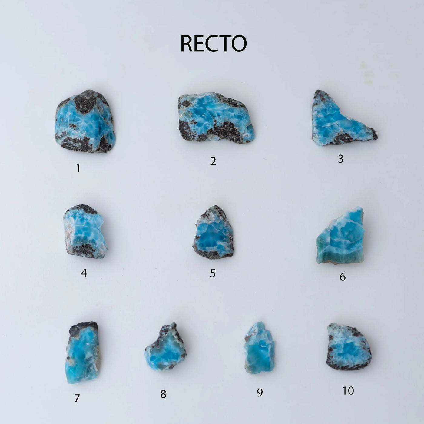 Dix pierres naturelles de Larimar avec plus ou moins de roche de couleur marron et grise présente sur chacune d'elles. Ces pierres on le bleu comme couleur dominante, avec plusieurs nuances et de la meilleur des qualité.