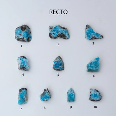 Dix pierres naturelles de Larimar avec plus ou moins de roche de couleur marron et grise présente sur chacune d'elles. Ces pierres on le bleu comme couleur dominante, avec plusieurs nuances et de la meilleur des qualité.