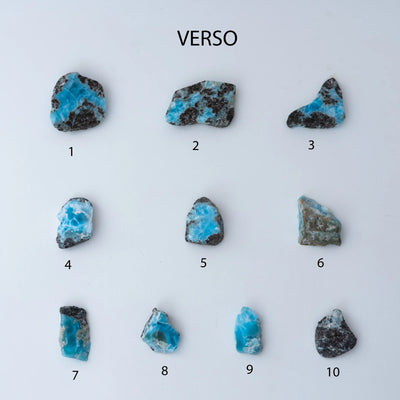 Photo de la face verso de dix pierres naturelles de Larimar extraites en République Dominicaine. Chaque pierre es unique et possède une couleur bleu intense avec plusieurs différentes nuances. Pierres à collectionner.