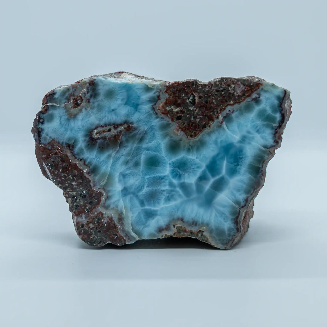 Morceau de roche contenant une veine de Larimar sur la presque totalité de cette roche. Pierre naturelle de République Dominicaine unique au monde de la meilleure des qualité. Plusieurs nuances de bleu sur 85% de la roche.