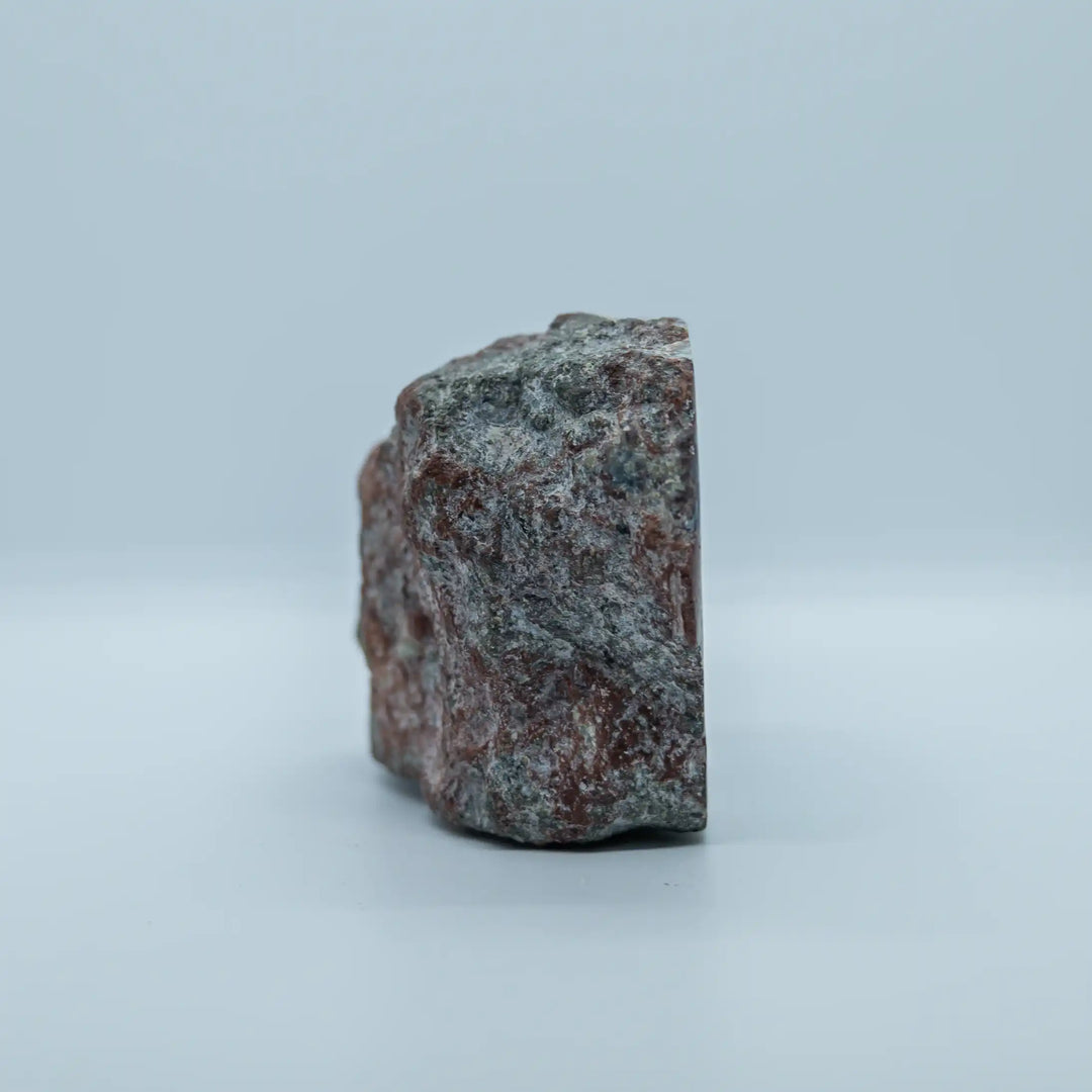 Roche de couleur marron avec quelques nuances de gris contenant des veines de Larimar, un minéral de couleur bleu venant de République Dominicaine.