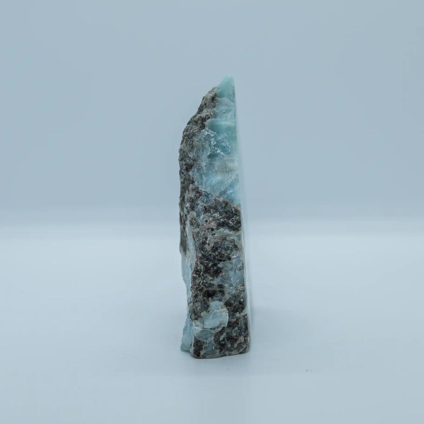 Vue de profil d'un bloc de roche contenant du Larimar, une pierre naturelle de République Dominicaine. 