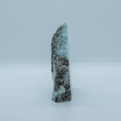 Vue de profil d'un bloc de roche contenant du Larimar, une pierre naturelle de République Dominicaine. 