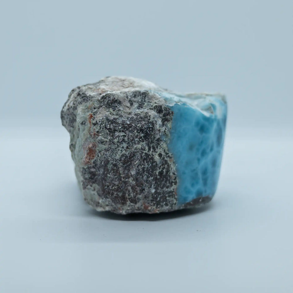 Morceaux de roche contenant une veine de Larimar de qualité exceptionnelle vue de profil. Ce bloc contient une partie de roche et l'autre de Larimar. Origine République Dominicaine.