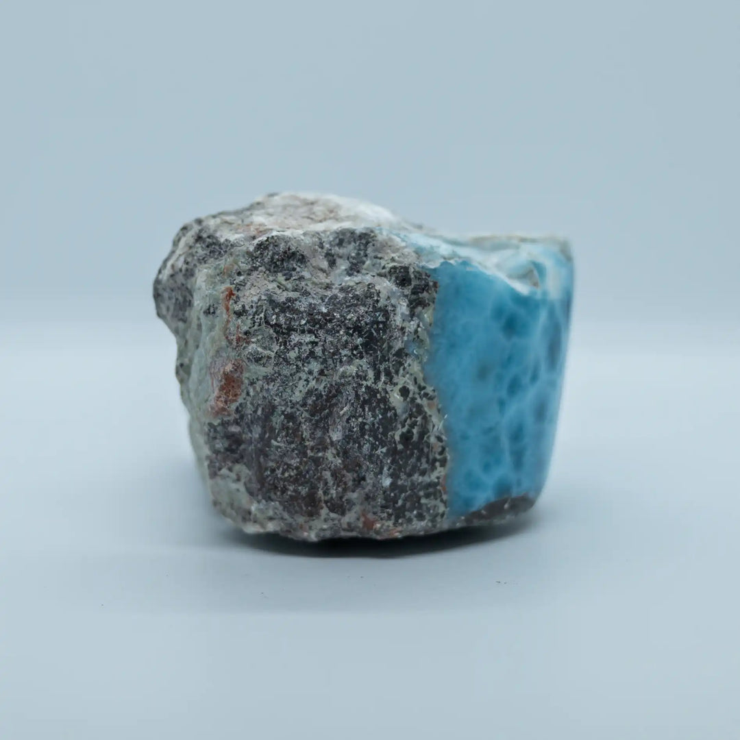 Morceaux de roche contenant une veine de Larimar de qualité exceptionnelle vue de profil. Ce bloc contient une partie de roche et l&