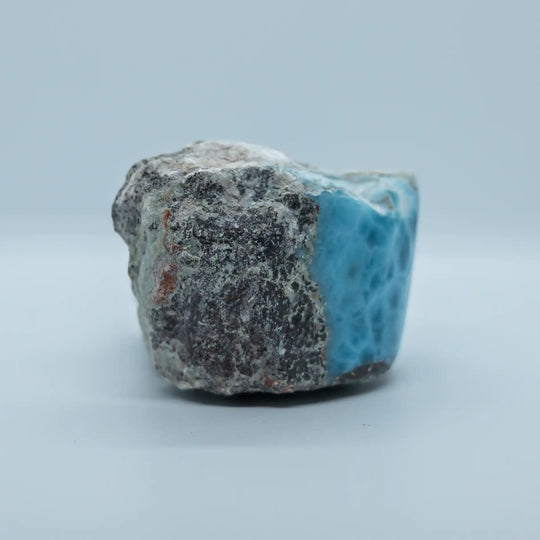 Morceaux de roche contenant une veine de Larimar de qualité exceptionnelle vue de profil. Ce bloc contient une partie de roche et l&