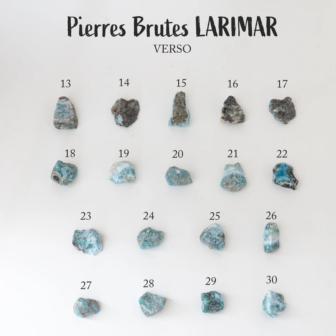 dix-huit pierres de Larimar de République Dominicaine vue de face verso. Ces minéraux sont polis sur leur face recto, seul la pierre numéro 22 est polie sur sa face verso. La roche de Larimar à l&