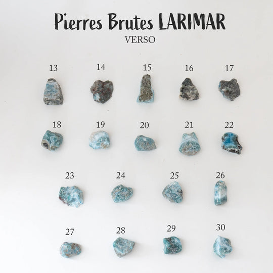 dix-huit pierres de Larimar de République Dominicaine vue de face verso. Ces minéraux sont polis sur leur face recto, seul la pierre numéro 22 est polie sur sa face verso. La roche de Larimar à l&