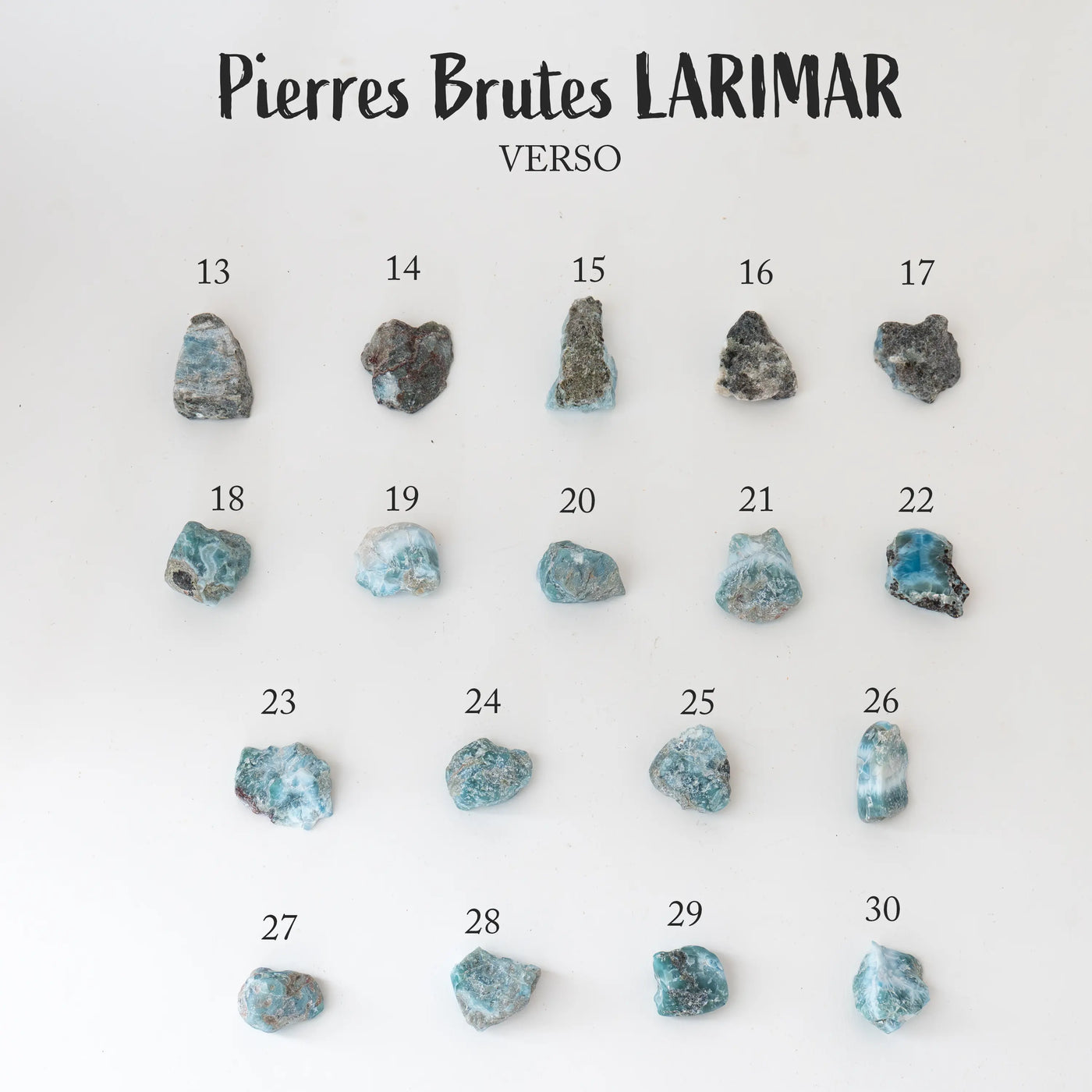 dix-huit pierres de Larimar de République Dominicaine vue de face verso. Ces minéraux sont polis sur leur face recto, seul la pierre numéro 22 est polie sur sa face verso. La roche de Larimar à l'état brut à une couleur bleu pale.