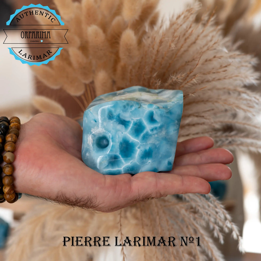 Bloc imposant de Larimar de République Dominicaine à la couleur bleu avec plusieurs nuances différentes. Pierre semi-précieuse aux vertus apaisantes et anti-stress.