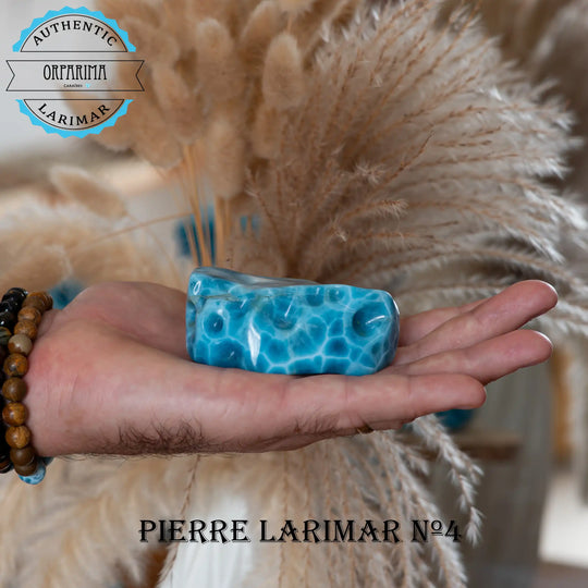 Pierre semi-précieuse de Larimar de République Dominicaine tenue dans la paume de la main d&