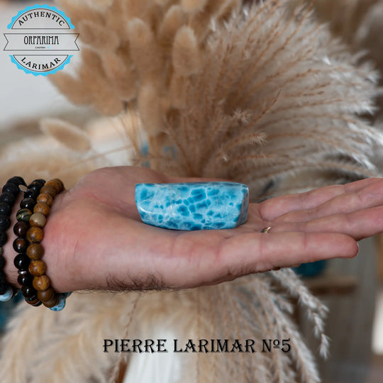 Pierre semi-précieuse de Larimar de couleur bleu, extrait et travaillé en République Dominicaine de manière artisanale. Pierre naturelle pour collectionneur.