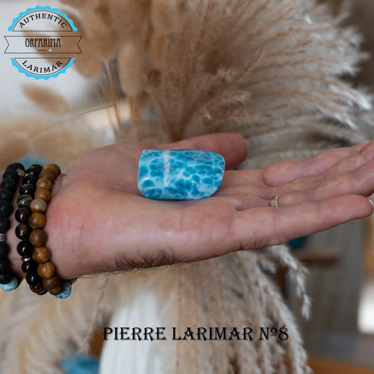 Pierre naturelle de Larimar bleu intense posée dans la paume de la main. Bloc de Larimar extra-ordinaire pour collectionneur ou énergéticien. 