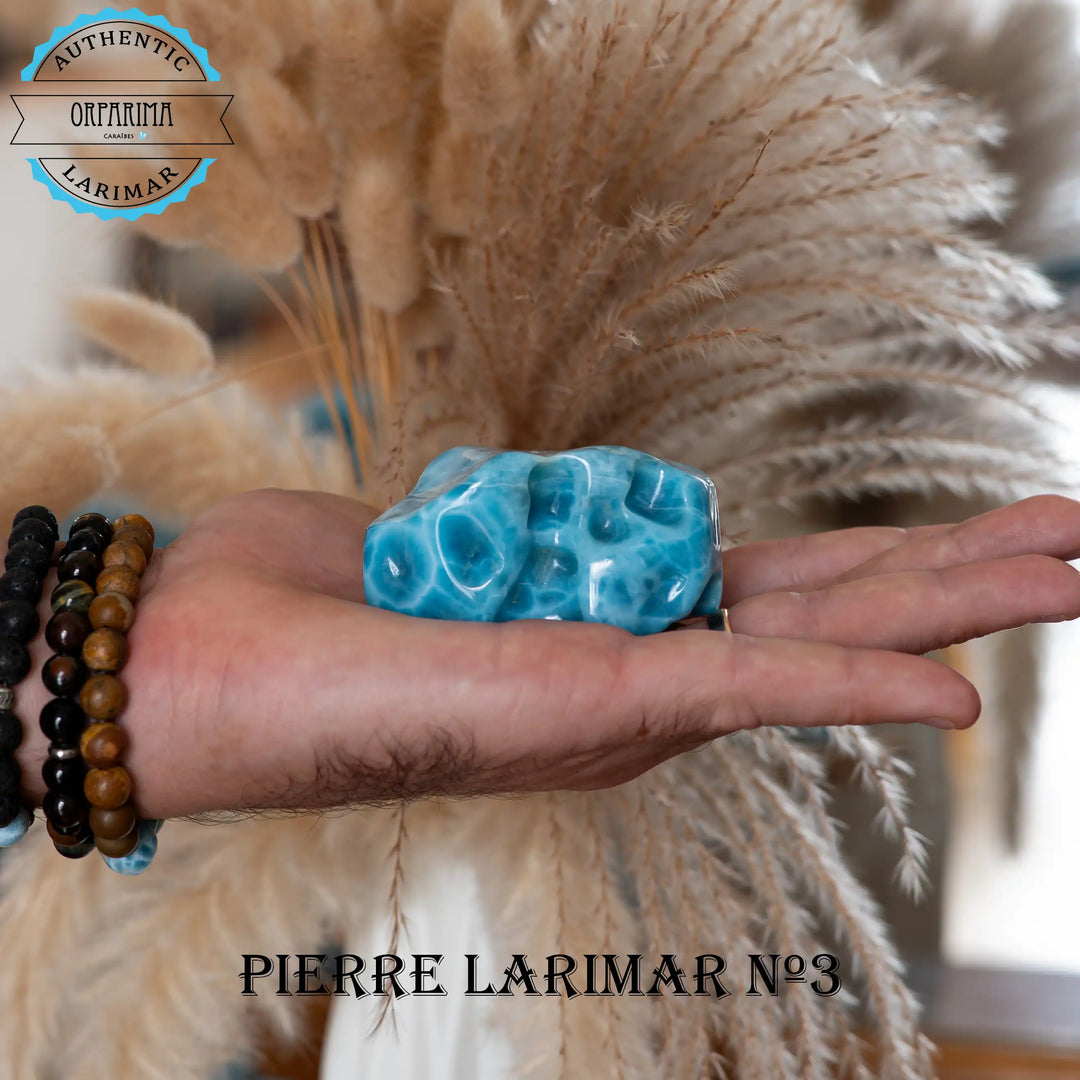 Bloc de pierre naturelle de Larimar creusée sur certaines faces, pierre semi-précieuse incroyable de la qualité triple A. Plusieurs nuances de bleu visibles.