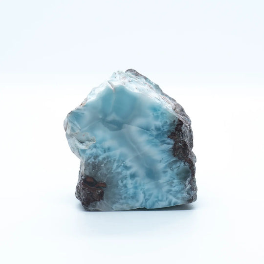 Pierre naturelle de Larimar de République Dominicaine vue de face, de couleur bleue, avec la présence de roche sur les coté. Pierre polie sur une seule face pour les collectionneurs de minéraux.