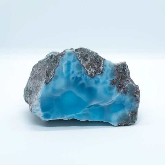 Pierre naturelle de Larimar vue de face avec une couleur bleue magnifique significative de la meilleur qualité de Larimar. Pierre extraite en République Dominicaine et taillée à la main. Bloc vue de face sur fond blanc.