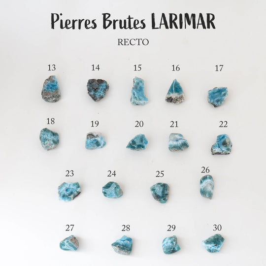 Collection de dix-huit pierres naturelles de Larimar venant de République Dominicaine. Ces pierres de Larimar sont numérotés du numéro 13 jusqu&