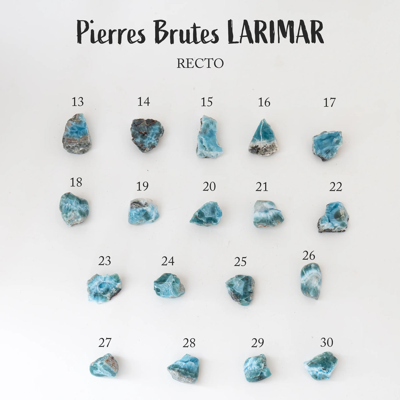 Collection de dix-huit pierres naturelles de Larimar venant de République Dominicaine. Ces pierres de Larimar sont numérotés du numéro 13 jusqu'au numéro 30 et ont toutes des nuances de bleu différentes. Pierres naturelles taillées et polies en République Dominicaine.