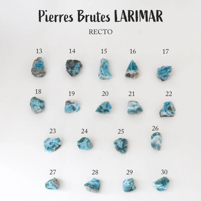 Collection de dix-huit pierres naturelles de Larimar venant de République Dominicaine. Ces pierres de Larimar sont numérotés du numéro 13 jusqu'au numéro 30 et ont toutes des nuances de bleu différentes. Pierres naturelles taillées et polies en République Dominicaine.